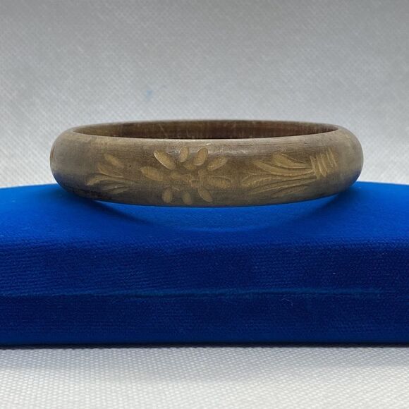 💛 Wood Floral Etched Bangle - Picture 2 of 5